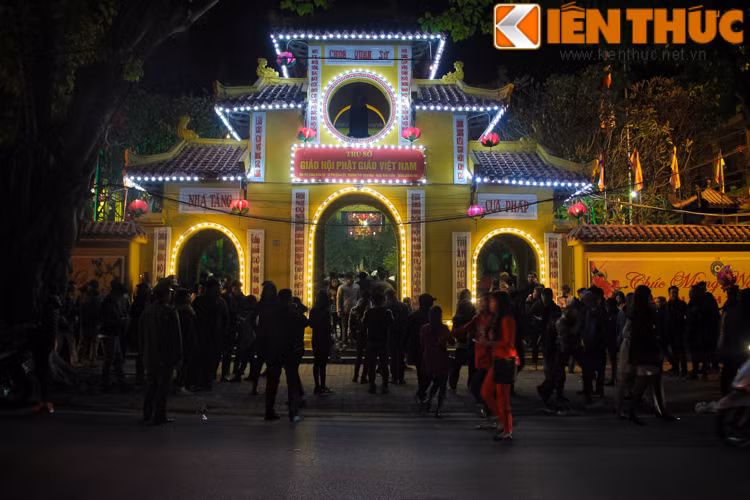 Tại điểm chùa Quán Sứ, ngôi chùa được nhiều người dân Hà Nội chọn đến để cầu an dịp đầu năm mới, tình hình trật tự an ninh khá tốt. Các ngành chức năng không để xảy ra tình hình ''người xô chấn người''.