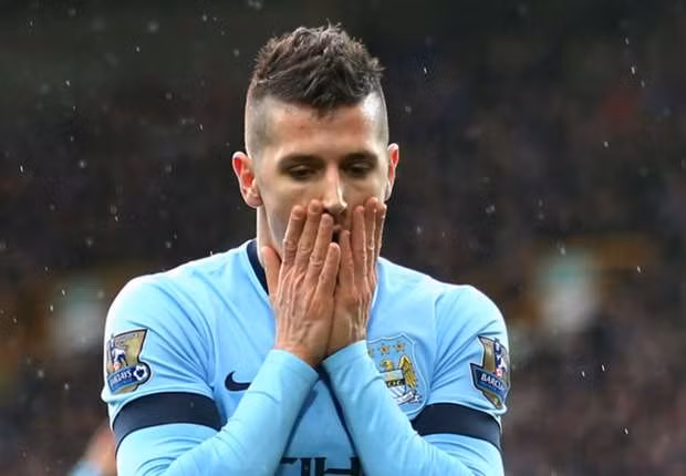 Ở Man City, Stevan Jovetic chỉ để lại một nỗi thất vọng tràn trề. Mặc dù thi đấu ở vị trí tiền đạo nhưng Jovetic chỉ mới ghi được 8 bàn cho Man City.