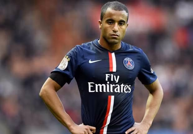 Lucas Moura gia nhập PSG với mức giá 45 triệu bảng từ CLB Sao Paulo. Nhưng cuộc sống tại Paris không hoàn hảo với Moura, khi anh không được trọng dụng trong đội hình của HLV Lauren Blanc.