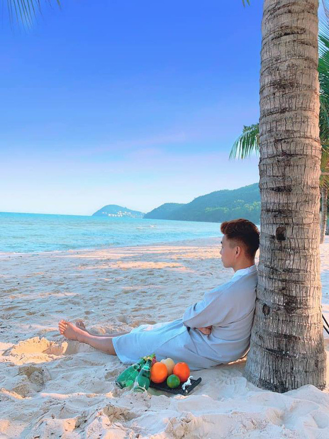 Văn Thanh nhuộm tóc sáng màu, diện trang phục bảnh bao và có vẻ gầy hơn khiến hội fangirl xuýt xoa bình luận khen ngợi.