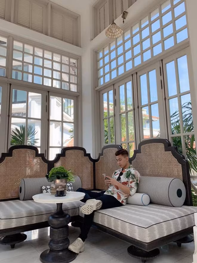 Bên cạnh sự chú ý dành cho chàng cầu thủ Việt Nam này thì dân tình không quên để lại bình luận khen nhan sắc bạn gái Phùng Bảo Trân.