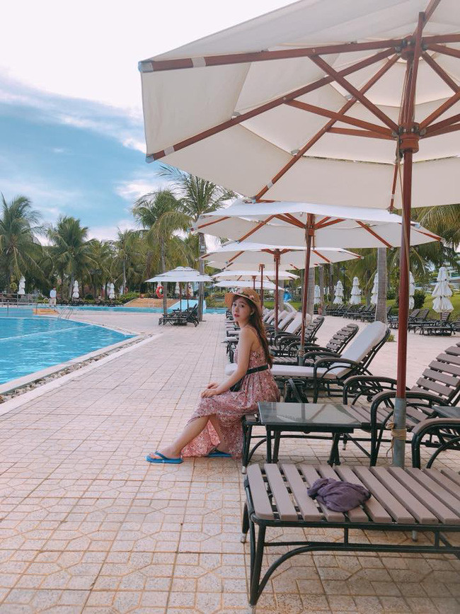 có khuôn mặt vô cùng xinh xắn và sở hữu phong cách chụp ảnh khá gợi cảm.