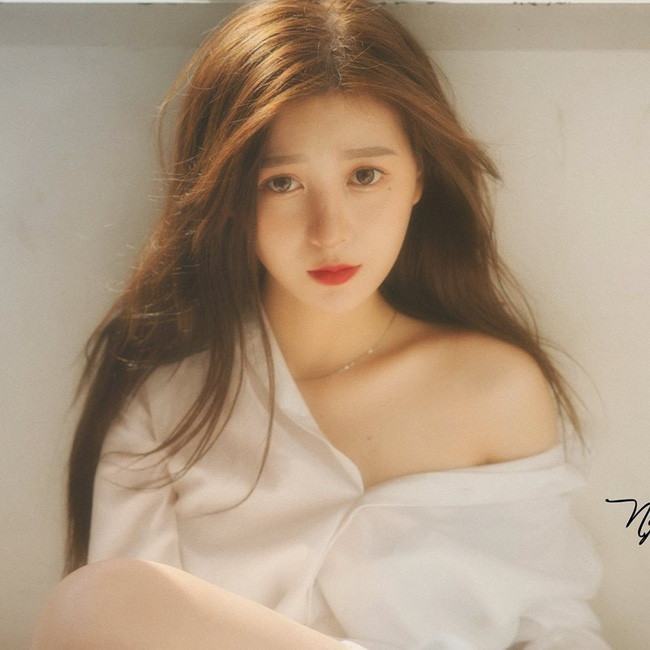 Đa phần các dân mạng đều không tiếc lời khen miêu tả nhan sắc của cô nàng như: "Xinh quá, như thiên thần vậy"; "Vừa đẹp vừa duyên quá"; "Hình ảnh đời thường thôi cũng mê mẩn rồi, xinh quá" hay "Nhìn xinh ngây thơ quá"...