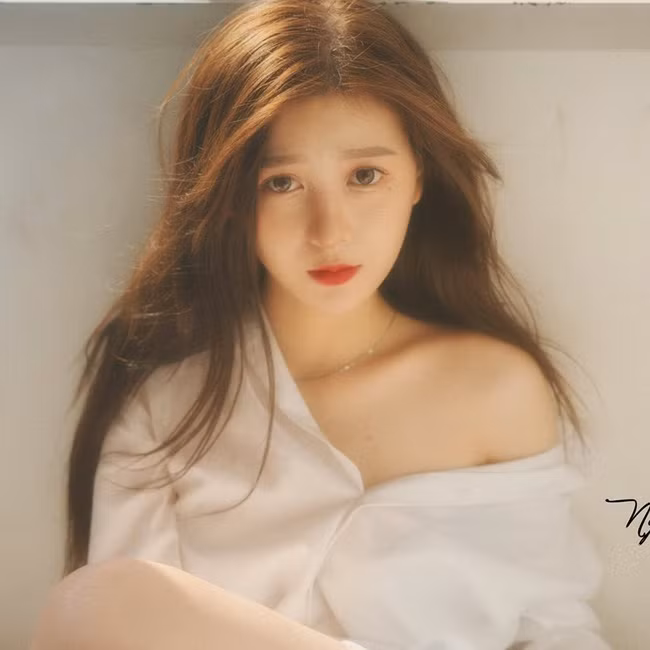 Đa phần các dân mạng đều không tiếc lời khen miêu tả nhan sắc của cô nàng như: "Xinh quá, như thiên thần vậy"; "Vừa đẹp vừa duyên quá"; "Hình ảnh đời thường thôi cũng mê mẩn rồi, xinh quá" hay "Nhìn xinh ngây thơ quá"...