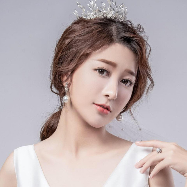 Ngay sau đó, dân mạng đã đổ xô đi tìm danh tính của cô gái ngồi ăn thịt nướng trước hiên nhà này.