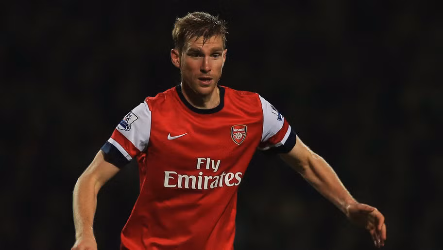 Sau thất bại tủi nhục 2-8 trên sân Old Trafford của Manchester United, huấn luyện viên Arsene Wenger đã cuống cuồng đem về hàng loạt tân binh trong ngày cuối kỳ chuyển nhượng hè 2011, và Per Mertesacker là một trong những cái tên để vá hàng thủ.