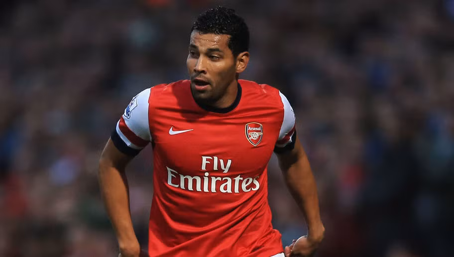 Gia nhập cùng thời điểm với Per Mertesacker để thay thế Gael Clichy thế nhưng Andre Santos để lại vô số màn trình diễn thảm họa.