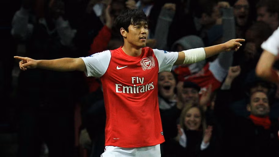 Mùa hè 2011, giáo sư người Pháp khiến tất cả té ngửa khi chiêu mộ tiền đạo Park Chu-Young người Hàn Quốc và trao cho cầu thủ này chiếc áo số 9. Tất nhiên với khả năng của mình, Park Chu-Young không thể cạnh tranh suất đá chính. Ảnh: Arsenal.