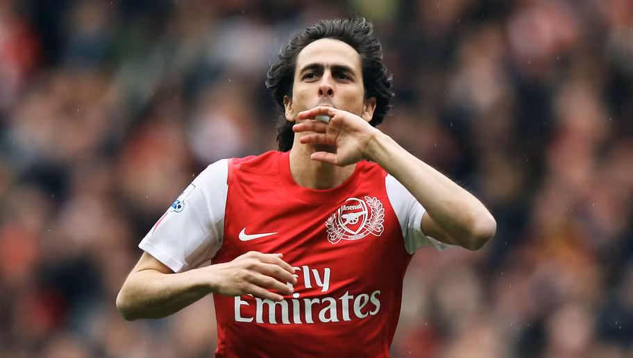 Yossi Benayoun là bản hợp đồng mượn từ Chelsea trong ngày cuối kỳ chuyển nhượng hè 2011. Dành được rất nhiều tình cảm của fan hâm mộ Pháo thủ với 25 lần ra sân và 6 bàn thắng. Thành tích không thể ấn tượng hơn với một bản hợp đồng theo dạng "chữa cháy".