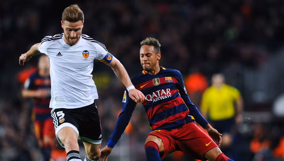 Shkodran Mustafi chưa từng nằm trong kế hoạch chiêu mộ của HLV Wenger. Tuy vậy, việc không thể xúc tiến các thương vụ Daniele Rugani hay Kalidou Koulibaly vì nhiều lý do khác nhau đã buộc Pháo thủ thành London bạo chi 35 triệu bảng để sở hữu chữ ký của ngôi sao Valencia trong giai đoạn cuối hè 2016.