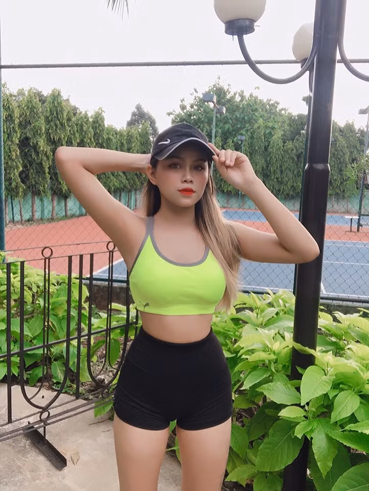 Thế là mình quyết tâm đổi đời. Mình muốn trở nên xinh đẹp và giàu có. Và mình đã tìm đến gym để thay đổi ngoại hình từ năm 14 tuổi". Cô gái 10X Đồng Nai cho biết thêm.