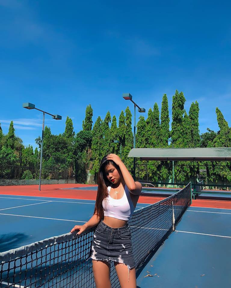 Thu nhập cũng từ đó cao hơn. Duyên đã sắm cho bản thân được những chiếc túi hàng hiệu, quần áo, trang sức đắt tiền. Bạn bè thay vì xa lánh đã trở nên ngưỡng mộ, trầm trồ trước sự thay đổi đáng kinh ngạc của cô bé vừa xấu, vừa nghèo năm nào.