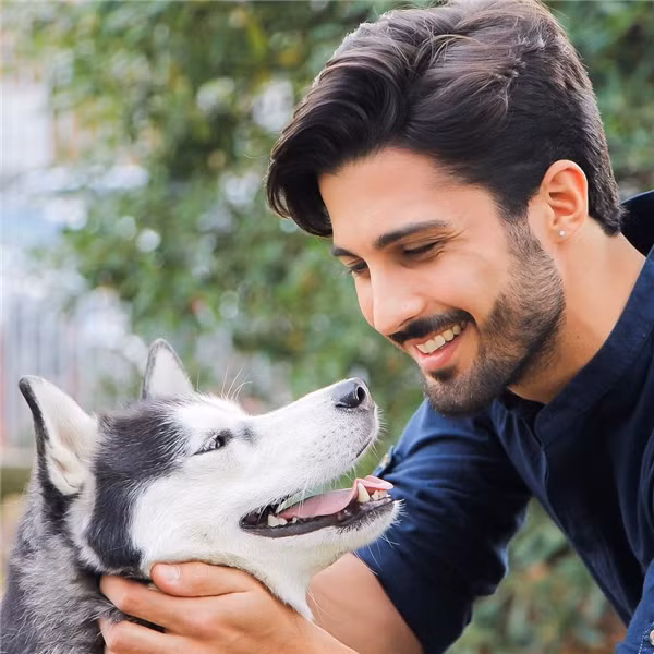 Không đóng khuôn hình ảnh bản thân ở phong cách, chàng mỹ nam xứ Mỳ Ống còn có khả năng biến hóa khá đa dạng trong trang phục ở mỗi thời điểm.