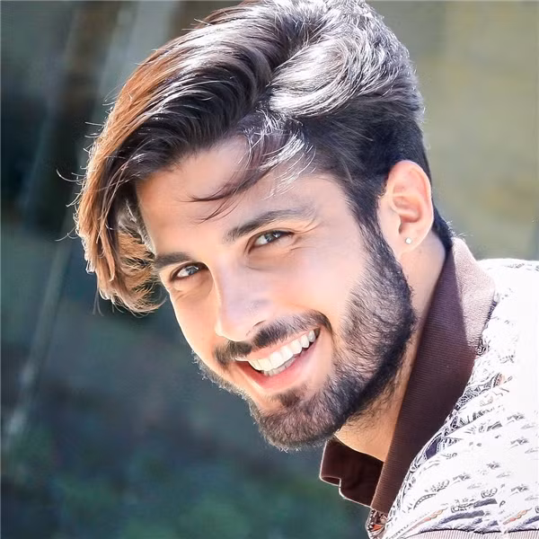 Dù diện vest sang trọng hay quần jeans áo phông năng động thì Marco vẫn vô cùng cuốn hút đối với người đối diện.