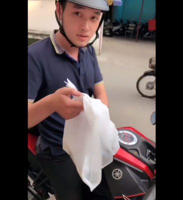 Anh chàng được mệnh danh "soái ca giao hàng" có trên Dương Trà Duy, đến từ Bình Định, học đại học Kiến Trúc TP HCM.