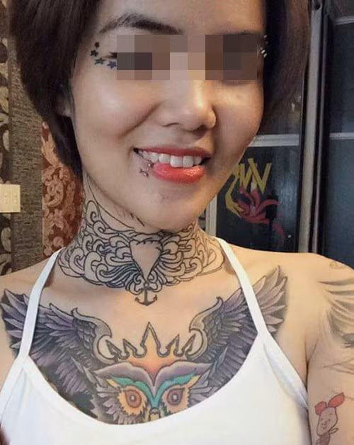 Phạm Thị Huỳnh Mai và hình xăm phượng hoàng ở cổ. Ngoài ra cô cũng xăm một dải sao quanh mắt.