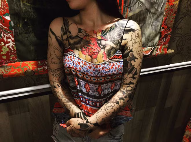 Xăm kín lưng, kéo dài đến tận đùi là những hình thức xăm được nhiều bạn trẻ thích thú.