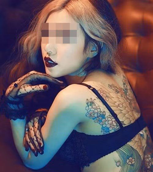 "Nhìn kinh khủng thật sự, không hiểu nổi tại sao bạn nam lại quyết định xăm hình đó lên mặt. Giờ làm sao bạn ấy xóa đi được nhỉ, xăm đã đau, xóa còn đau hơn nhiều", nickname Nam Chu bình luận.