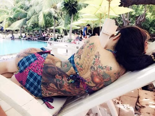 "Cái này chắc trách thợ xăm, hình như thế lại ở mặt mà người ta vẫn nhận xăm. Có thể lúc xăm bạn nam đang tâm trạng tệ, chán đời nên có quyết định bồng bột thì sao", nickname Tuấn Việt viết.