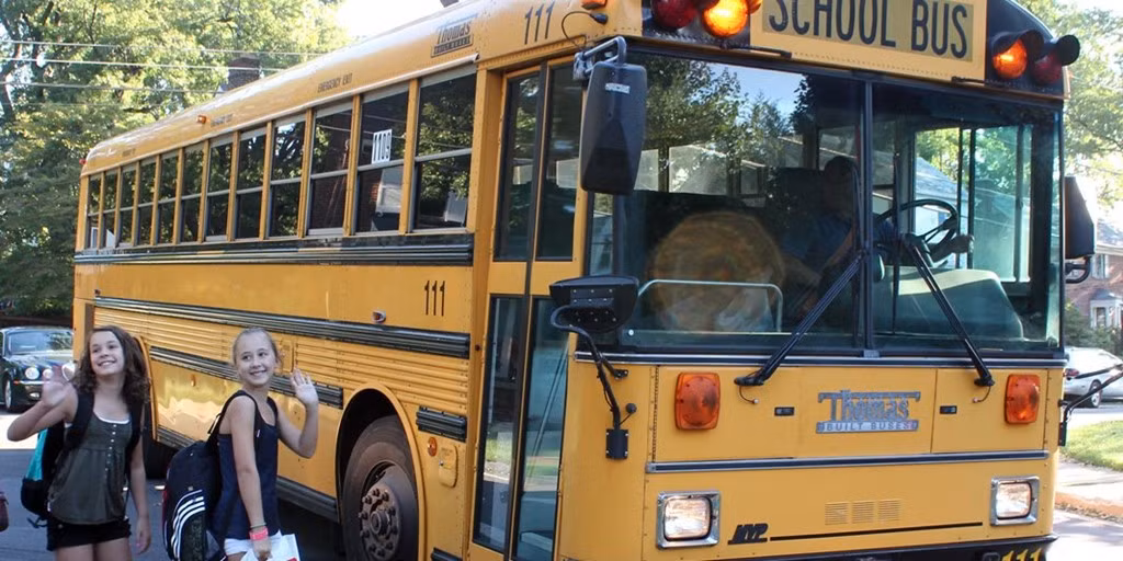 8. Trường học trong bán kính 1km: Giảm 4,3% giá trị nhà.