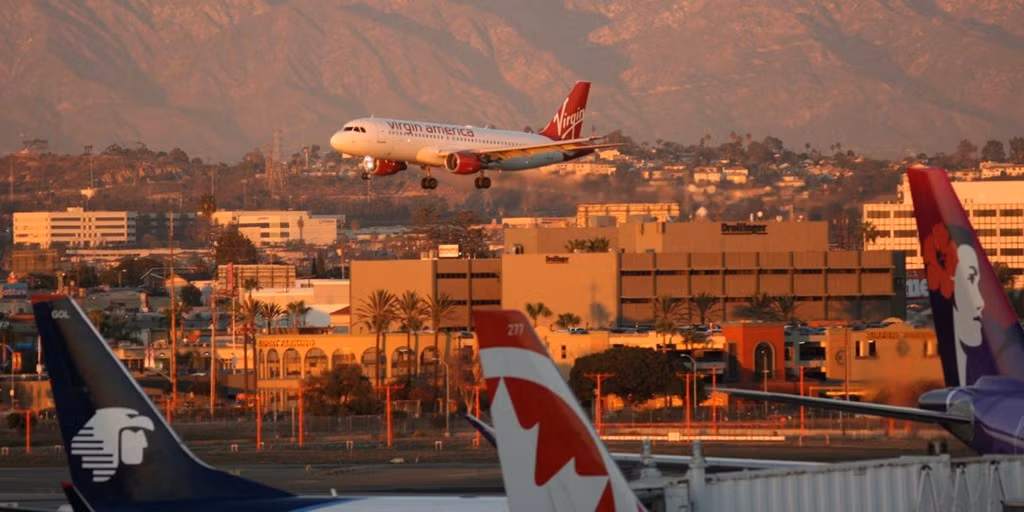 Theo một nghiên cứu mới đây của Realtor.com, các yếu tố liên quan tới tiếng ồn do gần sân bay, tàu cao tốc, phòng cấp cứu... làm giảm giá trị của một căn nhà. 1. Sân bay trong bán kính 3km: Giảm 13,2% giá trị căn nhà.