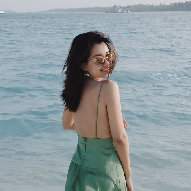 Sở hữu thân hình nóng bỏng, hấp dẫn khiến nữ MC Quỳnh Chi trông chẳng khác gì những cô gái chỉ mới đôi mươi.