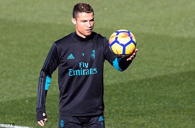 Ronaldo khẳng định mùa giải của Real Madrid đã kết thúc. Cristiano Ronaldo tỏ ra tuyệt vọng sau trận hòa 0-0 của Real với Atletico và Don Balon dẫn tin cho biết ngôi sao Bồ Đào Nha đã nói với các đồng đội của anh rằng Real đã hết hy vọng vô địch Liga, Champions League mùa này. Ảnh: Don Balon