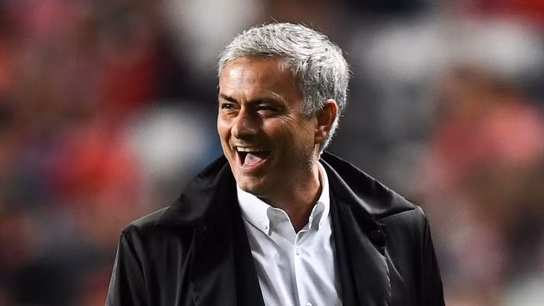 Mourinho sẽ ở lại M.U ít nhất tới 2020. Theo tin chuyển nhượng cầu thủ từ báo Anh, Mourinho sẽ dẫn dắt M.U ít nhất tới 2020 thay vì rời đi sớm để cầm quân ở PSG như những đồn đoán gần đây.