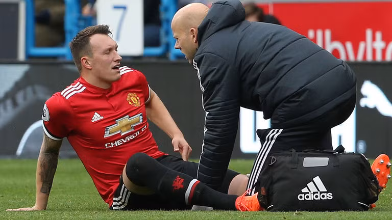 M.U đón trụ cột trở lại ở đại chiến với Tottenham: HLV Jose Mourinho xác nhận, trung vệ Phil Jones sẽ kịp tham dự trận đấu quan trọng với Tottenham vào cuối tuần này khi chấn thương cơ đùi anh dính phải ở trận thua Huddersfield Town vào cuối tuần trước đang bình phục với tốc độ nhanh.