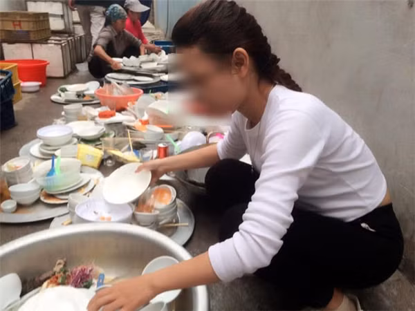 Bên cạnh những ý kiến bênh vực nàng dâu trưởng nói trên thì vẫn còn một số ý kiến của các mẹ cho rằng có lẽ bạn T.N đang "trêu" mọi người thôi, bởi vì nhìn váy áo thế kia và cách tạo dáng thế kia thì chắc bạn ấy không phải rửa bát một mình đâu.