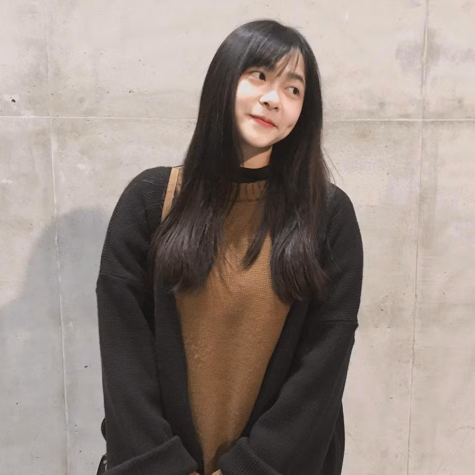 Nữ du học sinh Việt gây ấn tượng với cộng đồng mạng bởi má lúm đồng tiền sâu cùng nụ cười gây mê đó là Trần Tú Anh, sinh năm 1995 đến từ thành phố Hải Phòng và thường được bạn bè tại Australia gọi bằng nickname Chloe.