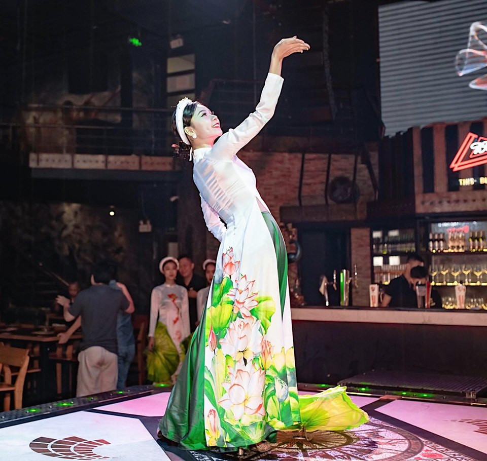 Sở hữu thân hình thon gọn, gương mặt khả ái và đặc biệt là chiều cao 1m70, Khánh Linh thu hút ánh mắt chú ý của nhiều người ngay sau khi xuất hiện trong cuộc thi Hoa khôi Thủ đô 2019.