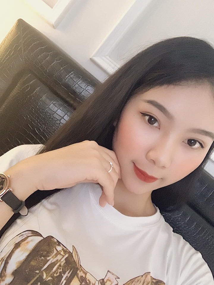 Hiện tại, ngoài giờ học trên lớp Khánh Linh còn là vũ công của vũ đoàn Cannes và người mẫu ảnh cho một số shop thời trang nổi tiếng tại Hà thành.