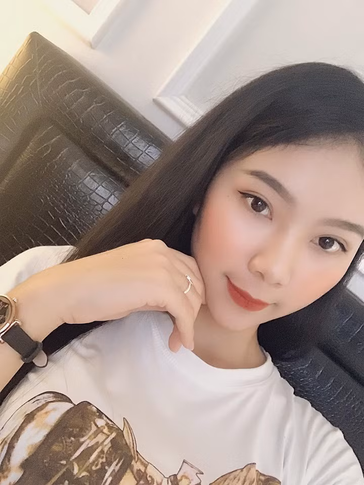 Hiện tại, ngoài giờ học trên lớp Khánh Linh còn là vũ công của vũ đoàn Cannes và người mẫu ảnh cho một số shop thời trang nổi tiếng tại Hà thành.