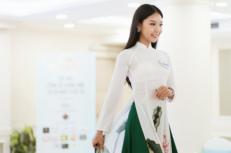 Vừa qua, Hoa khôi Thủ đô 2019 chính thức bước vào vòng sơ tuyển. Rất nhiều những gương mặt xinh đẹp của các nữ sinh hội tụ về cuộc thi để khoe tài sắc. Trong đó, đáng chú ý có cô gái nhỏ nhắn, dễ thương tên Khánh Linh.