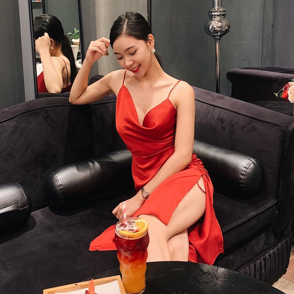 Trong phần dự thi của mình tại cuộc thi nhan sắc Hoa khôi Thủ đô, Khánh Linh thể hiện sự tự tin trong từng bước catwalk và đặc biệt là câu trả lời thông minh trước phần hỏi đáp của ban giám khảo.