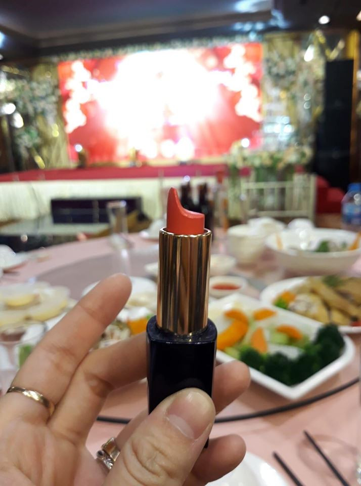 Mới đây, các dân mạng đã chia sẻ hình ảnh cây son của mình với hình thù khá kỳ dị, không thể nhận ra nếu so với hình dạng ban đầu.