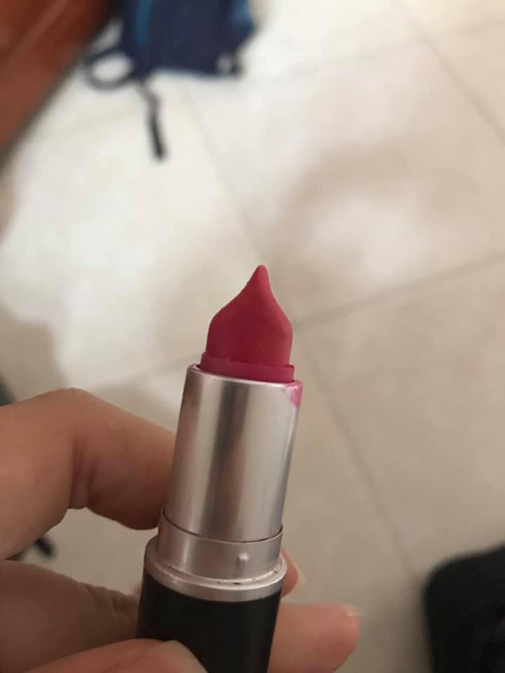 Theo bình luận của nickname T.P.Q cho biết: "Mất tiền mua son bà tô cho dị – Chả lẽ bỏ tiền ra lại không được dùng như cách mình thích", 1 lý lẽ được hội con gái đưa ra về cách dùng son quái dị của mình.