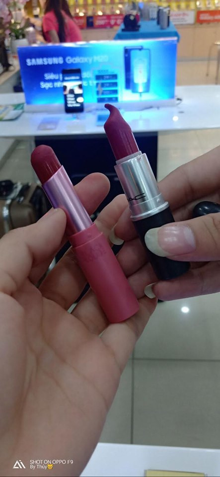 Đứng về phía cánh mày râu Nickname Hoàng Tuấn có bình luận rằng: "Đây không phải các chị em đang đánh son mà đích thị họ đang thi triển môn võ công đặc dị đó là mút son rồi!"