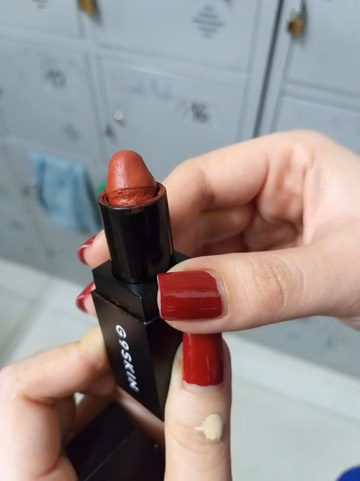 Tô son là một nghệ thuật, người dùng son là một nghệ sĩ. Nhưng điều này không đúng với các cô gái dùng son như ăn.