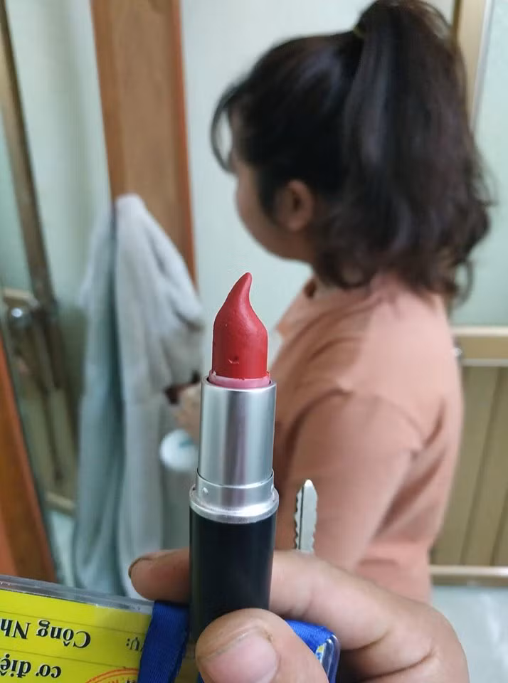 Lúc mới mua thì thỏi son nào cũng đẹp hoàn hảo, thế mà chỉ sau một tháng rơi vào tay con gái chúng đã có vẻ ngoài kì quái.