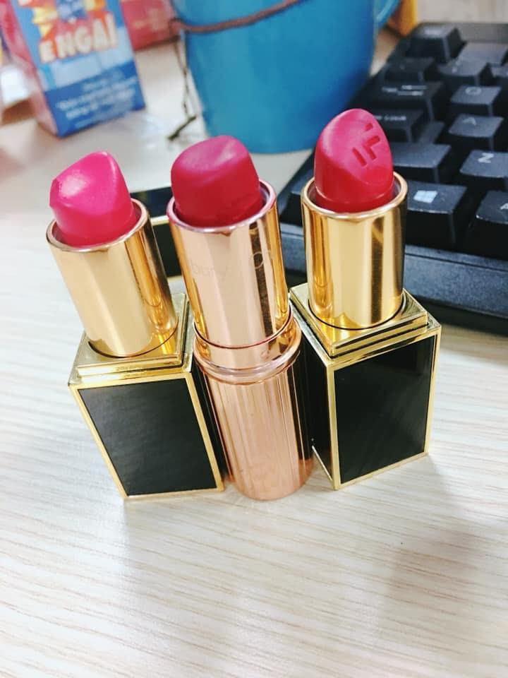 Cảm giác đầu tiên khi xem những hình ảnh khoe chiến tích đánh son kì dị chắc chắn là phá lên cười bởi không hiểu hội chị em đã thi triển những kỹ năng gì mà có thể tạo nên cây son "bonsai" với đủ mọi kiểu dáng đa dạng, khác người đến vậy.