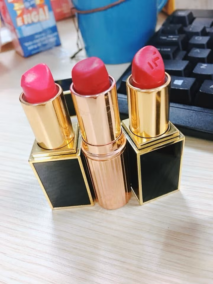 Cảm giác đầu tiên khi xem những hình ảnh khoe chiến tích đánh son kì dị chắc chắn là phá lên cười bởi không hiểu hội chị em đã thi triển những kỹ năng gì mà có thể tạo nên cây son "bonsai" với đủ mọi kiểu dáng đa dạng, khác người đến vậy.