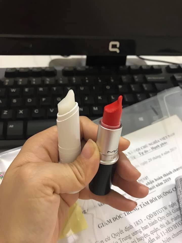 Sưu tập son chưa đủ, con gái còn dùng thỏi son môi "kì dị" khiến chúng biến dạng chỉ sau một thời gian là điều không phải ai cũng làm được.