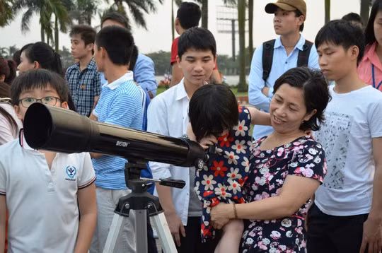 Để có một kính thiên văn tự chế có thể theo dõi tốt hiện tượng thiên nhiên này, các bạn sinh viên phải mất khoảng 3 tháng để hoàn thiện.