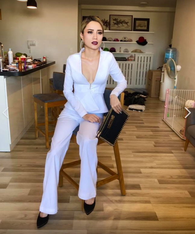 Lần mò vào trang cá nhân của Thanh Thúy, nhiều người còn bất ngờ hơn khi cô nàng này khoe những tấm ảnh kín đáo nhưng vô cùng quyến rũ của mình. Bên cạnh đó, cô bạn này cũng đăng tải những bức ảnh khoe check-in tại các địa điểm mà bất cứ ai cũng muốn đặt chân tới như Dubai, London hay New York.