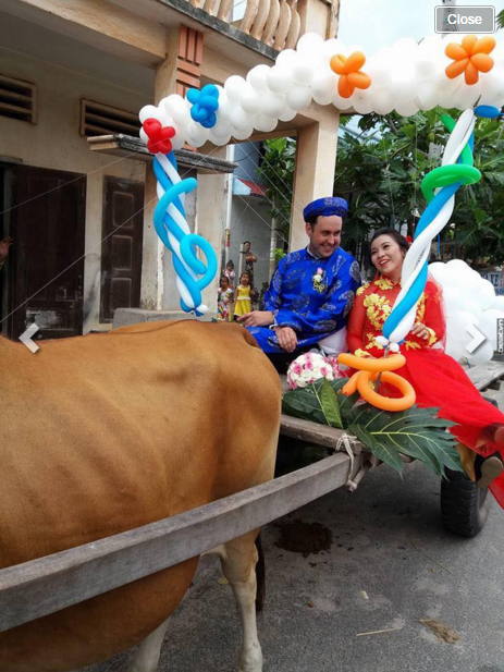 Nhiều thành viên mạng đã hóm hỉnh bình luận rằng: "Chàng rể Tây này thật là biết tính toán khi vừa tiết kiệm được một khoản tiền bởi không phải thuê siêu xe đón dâu mà còn vừa biến mình trở thành tâm điểm của những người xung quanh, quả là nhất cử lưỡng tiện".