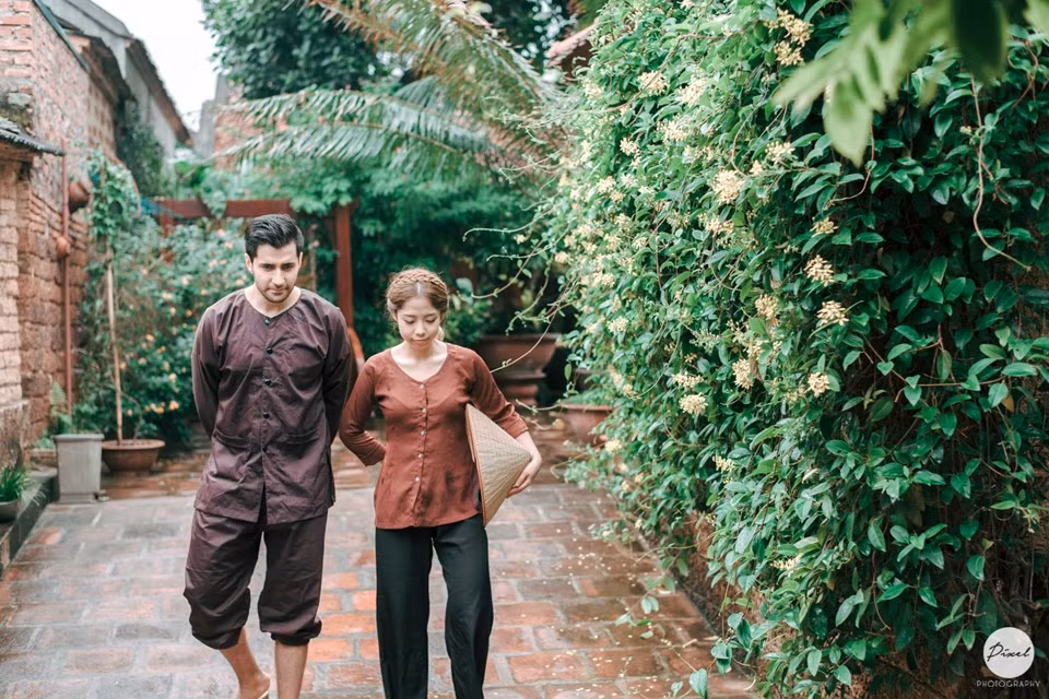 Bộ ảnh cưới siêu nhắng nhít lấy bối cảnh là làng quê cũ Việt Nam của cặp đôi chú rể Tây và cô dâu Việt cũng khiến nhiều cư dân mạng cảm thấy vô cùng thú vị bởi việc chàng Tây đã chấp nhận phong tục "nhập gia tùy tục" của người Việt.