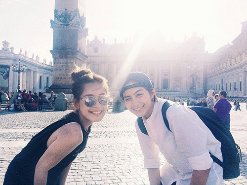 Instagram của “cô nàng xinh trai” Gil Lê có hơn 315.000 người theo dõi. Với những ai yêu mến cặp đôi Chi Pu – Gil Lê ắt hẳn sẽ nhận ra hầu hết tất cả những bức ảnh nhận được nhiều lượt thích nhất đều có mặt Chi Pu. Hơn nữa, cặp bạn thân Chi Pu – Gil Lê vừa hoàn thành bộ phim điện ảnh Yêu và nhận được nhiều lời khen từ giới phê bình và người hâm mộ. Gil Lê có tổng cộng 897,258 lượt thích trên Instagram.