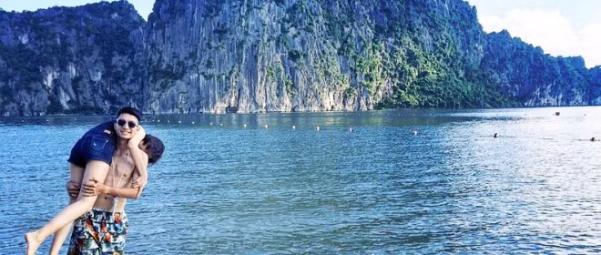 Trước mặt bãi tắm chính là một ngọn núi cây xanh bao phủ tạo nên phong cảnh hết sức hữu tình.